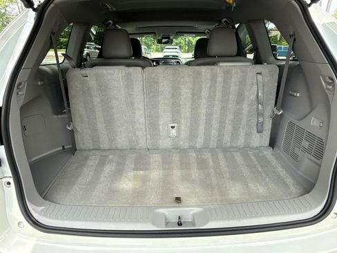 Used 2018 Toyota Highlander XLE FWD image 12