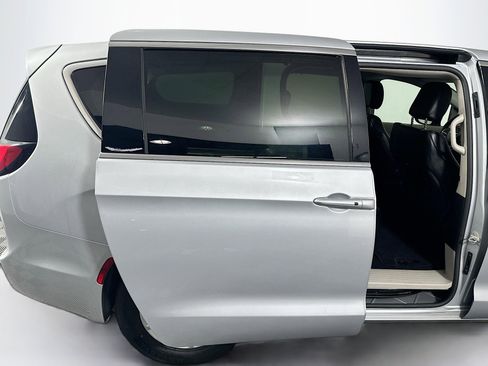 Used 2024 Chrysler Pacifica Touring-L image 33