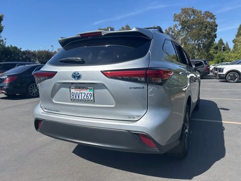 Used 2021 Toyota Highlander XLE AWD/4WD image 3