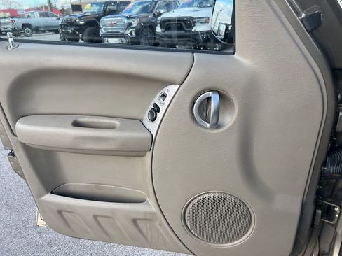 Used 2005 Jeep Liberty Limited w/ Trailer Tow Group image 14