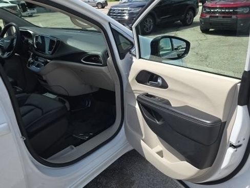 Used 2024 Chrysler Pacifica Limited FWD image 33