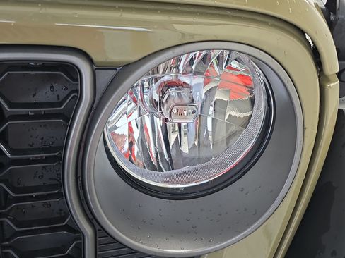 Used 2025 Jeep Gladiator Sport AWD/4WD image 29