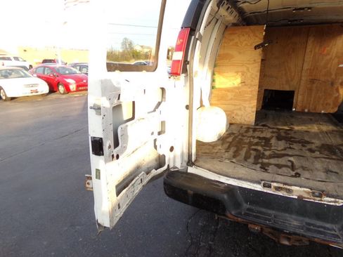 Used 2015 Chevrolet Express 2500 image 15