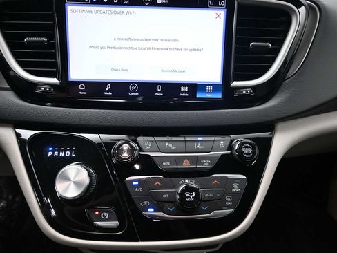 Used 2023 Chrysler Pacifica Touring-L FWD image 36