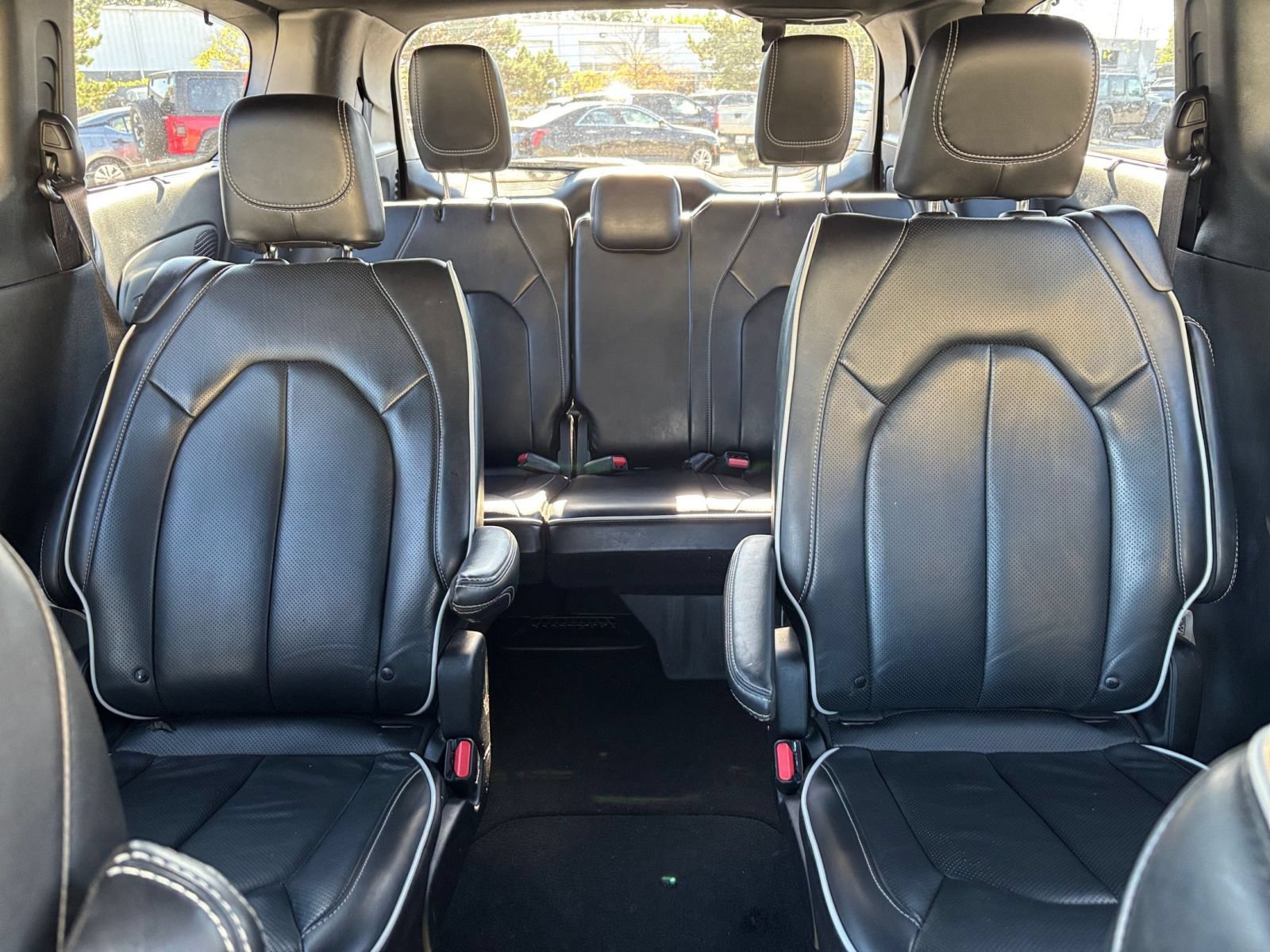 Used 2025 Chrysler Pacifica Limited FWD image 42