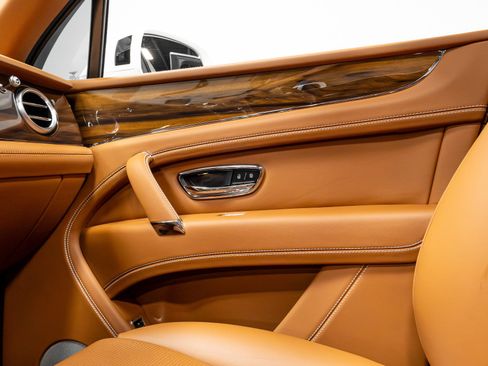 Used 2019 Bentley Bentayga image 12