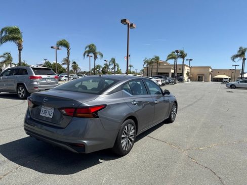 Used 2024 Nissan Altima 2.5 SV FWD image 8