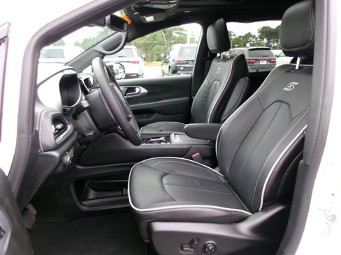 New 2026 Chrysler Pacifica Limited w/ S Appearance Package image 13