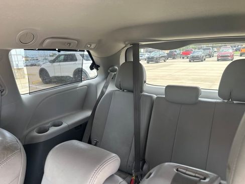 Used 2015 Toyota Sienna XLE Premium FWD image 25