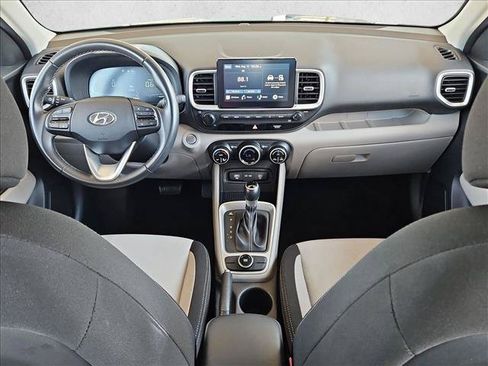 Used 2025 Hyundai Venue SEL FWD image 18