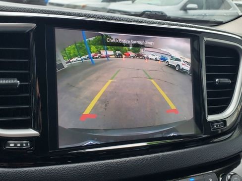 Used 2023 Chrysler Pacifica Touring-L FWD image 20