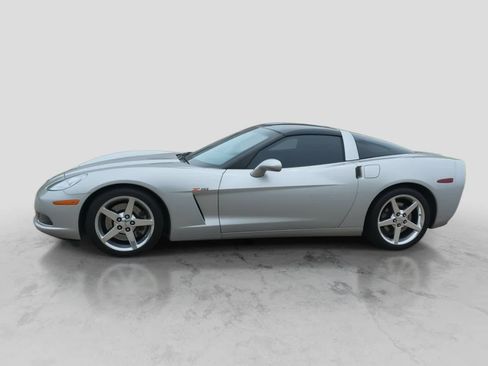 Used 2005 Chevrolet Corvette Coupe w/ Preferred Equipment Group RWD image 5