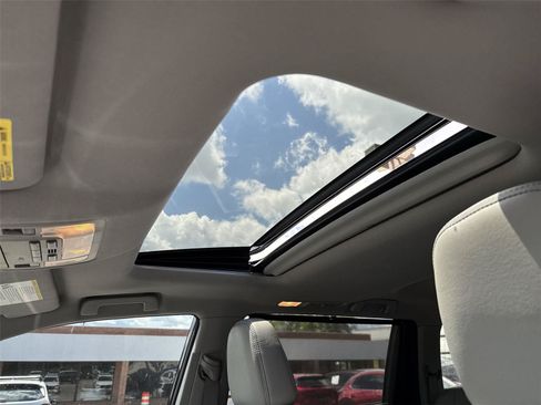 Used 2018 Toyota Highlander XLE AWD/4WD image 21