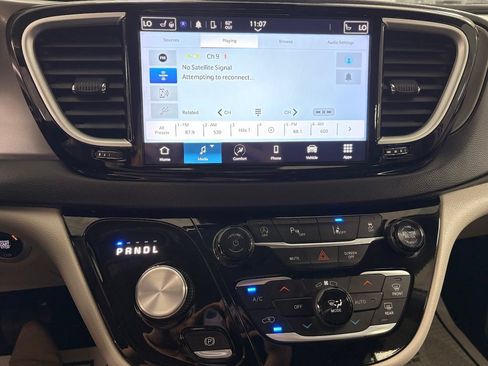 Used 2024 Chrysler Pacifica Touring-L FWD image 15