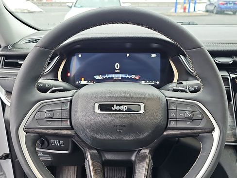 Used 2023 Jeep Grand Cherokee Limited image 21