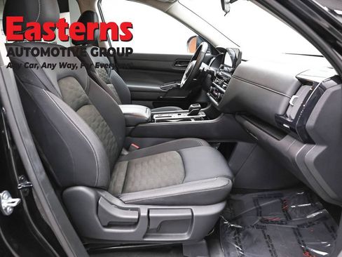 Used 2025 Nissan Pathfinder SV FWD image 25