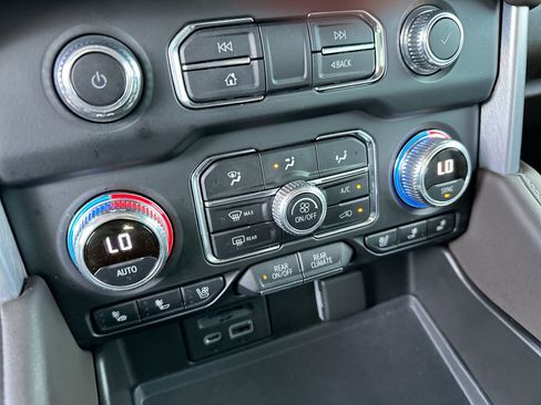 Used 2021 GMC Yukon SLT w/ SLT Luxury Package RWD image 18