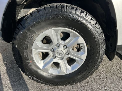 Used 2020 Toyota 4Runner SR5 Premium image 9