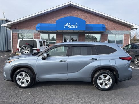 Used 2021 Toyota Highlander LE image 4