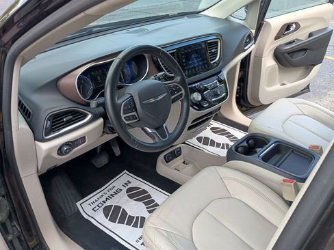 Used 2017 Chrysler Pacifica Touring-L w/ Tire & Wheel Group FWD image 13