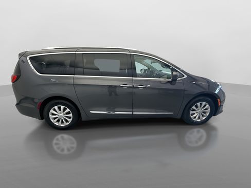 Used 2019 Chrysler Pacifica Touring-L FWD image 6