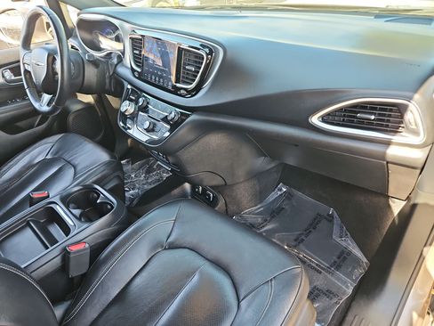 Used 2018 Chrysler Pacifica Touring-L FWD image 25