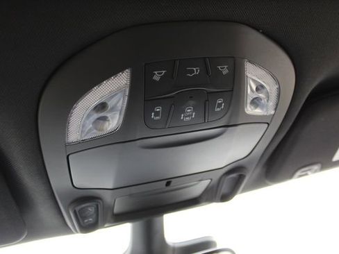 Used 2025 Chrysler Pacifica Limited image 25