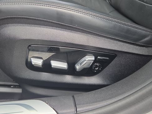 Used 2020 BMW 740i w/ M Sport Package RWD image 10