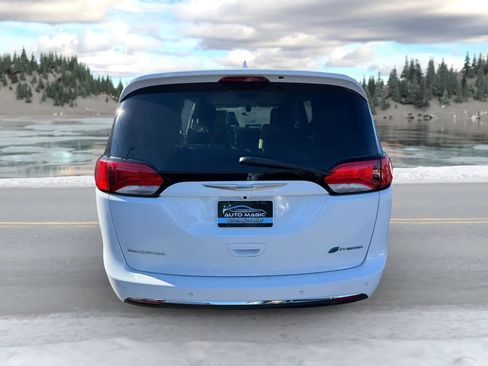 Used 2018 Chrysler Pacifica Touring-L image 4