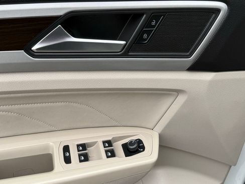 Used 2021 Volkswagen Atlas SE w/ Panoramic Sunroof Package FWD image 14