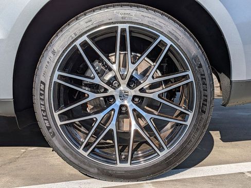 Certified 2025 Porsche Macan AWD/4WD image 29