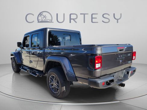 Used 2024 Jeep Gladiator Sport AWD/4WD image 2