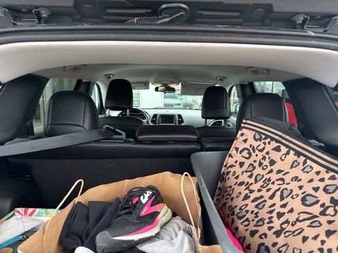 Used 2019 Jeep Cherokee Latitude Plus w/ Cold Weather Group image 15