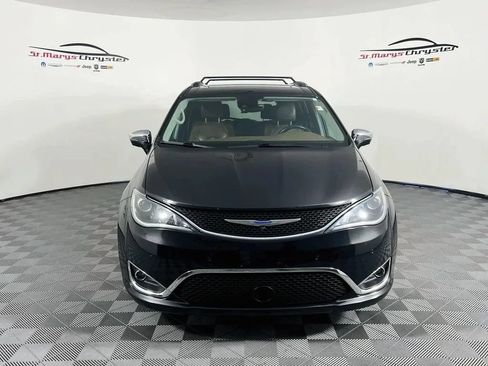 Used 2019 Chrysler Pacifica Limited w/ Tire & Wheel Group FWD image 3