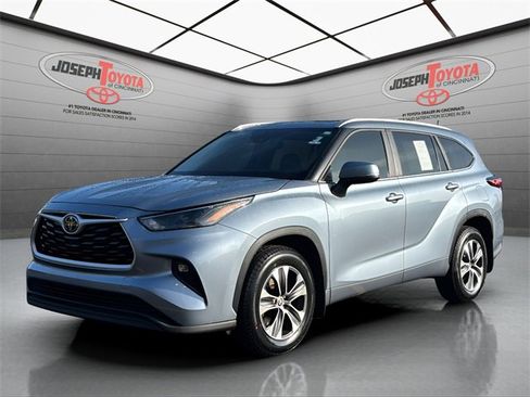 Certified 2023 Toyota Highlander XLE image 1