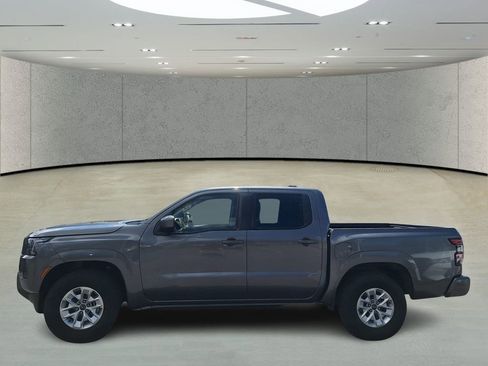 Used 2024 Nissan Frontier SV image 2
