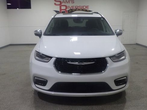 Used 2023 Chrysler Pacifica Limited FWD image 6