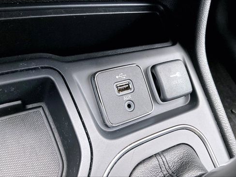 Certified 2019 Jeep Cherokee Latitude w/ Popular Appearance Group image 32