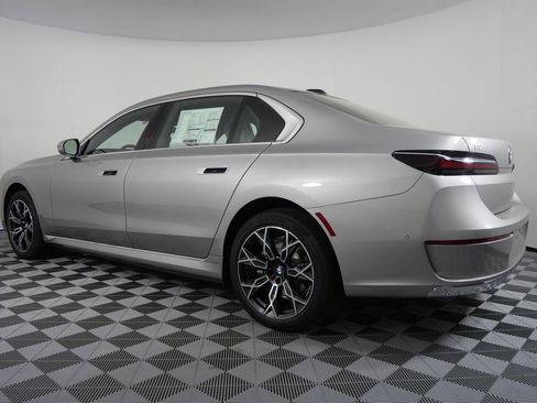 Used 2025 BMW i7 xDrive60 w/ Premium Package image 5