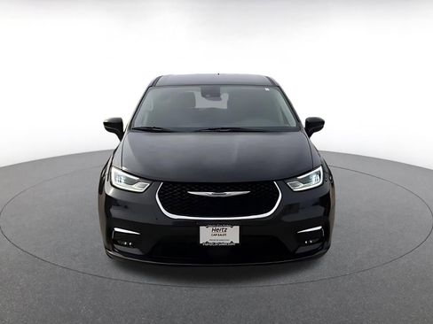 Used 2023 Chrysler Pacifica Touring-L image 4