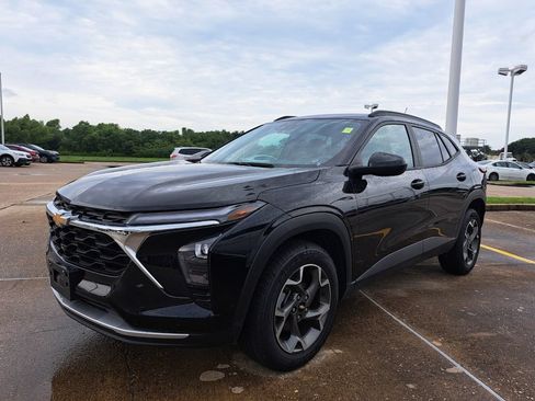 Used 2024 Chevrolet Trax LT FWD image 1