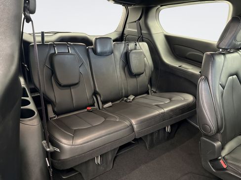 Used 2025 Chrysler Pacifica Select image 18