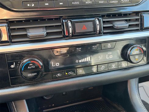 Used 2023 Nissan Pathfinder SL image 16