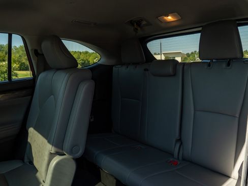 Used 2023 Toyota Highlander Limited FWD image 15