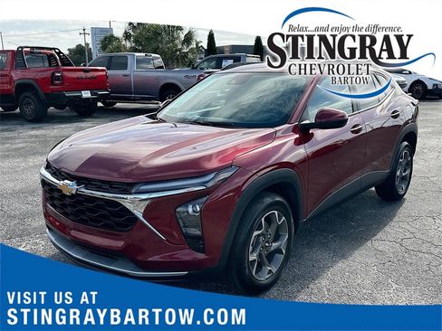 Certified 2025 Chevrolet Trax LT w/ Driver Confidence Package image 1