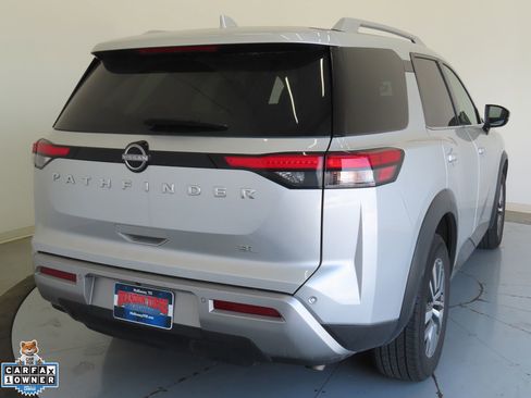 Used 2025 Nissan Pathfinder SL FWD image 3