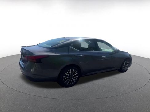 Used 2025 Nissan Altima 2.5 SV FWD image 14