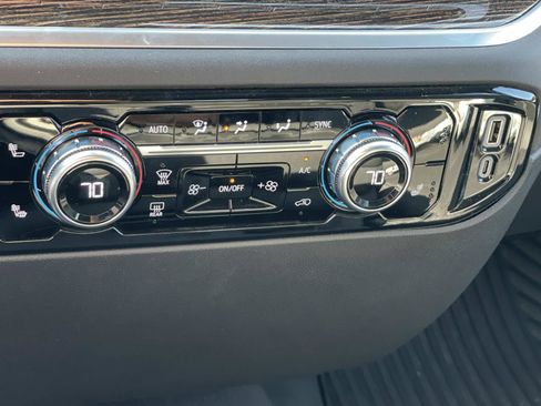 Used 2025 GMC Sierra 1500 Elevation image 17