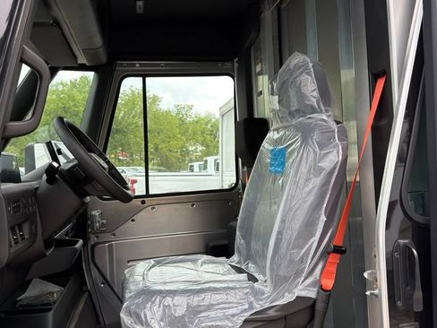 Used 2024 Chevrolet Brightdrop 400 w/ Commercial Equipment Package AWD/4WD image 2