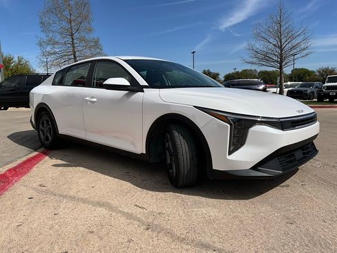 Used 2025 Kia K4 LXS image 4